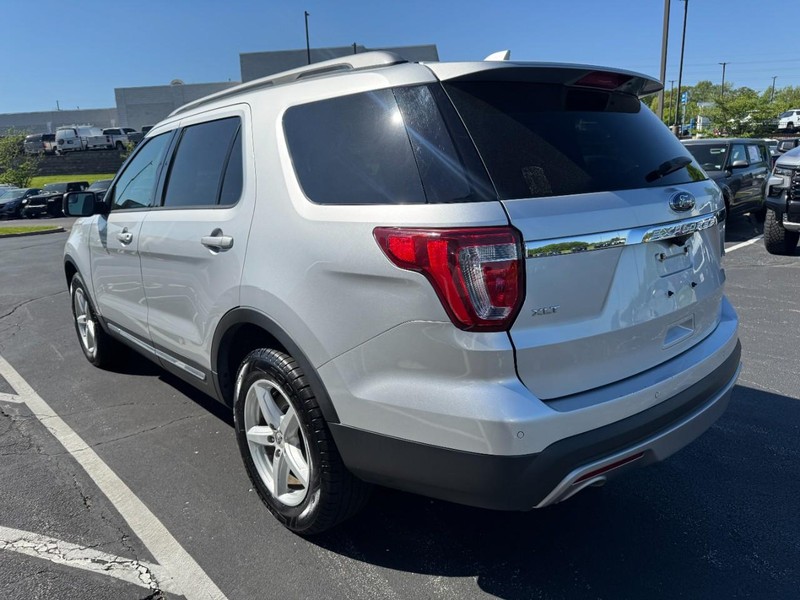 Ford Explorer Vehicle Image 05