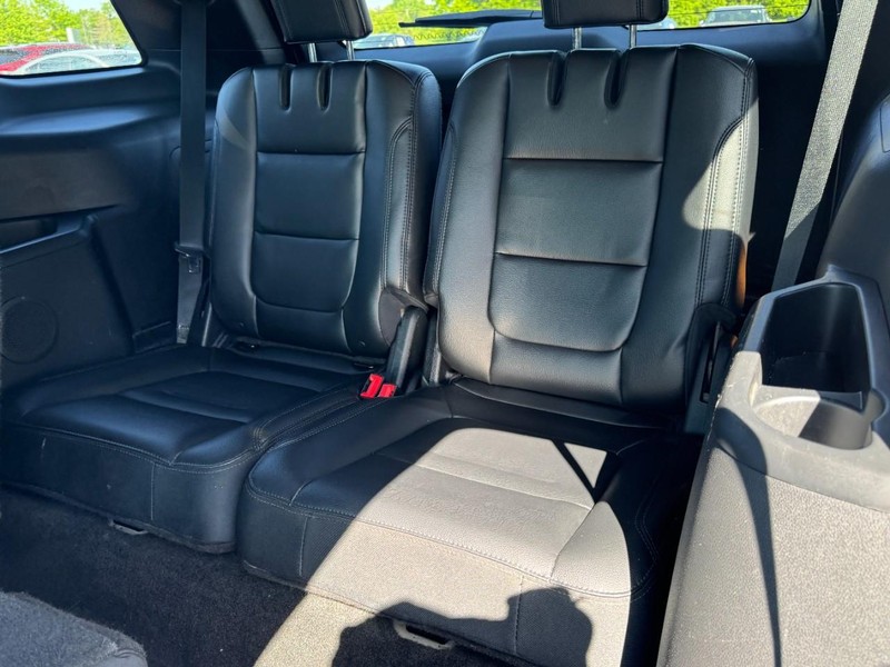 Ford Explorer Vehicle Image 11