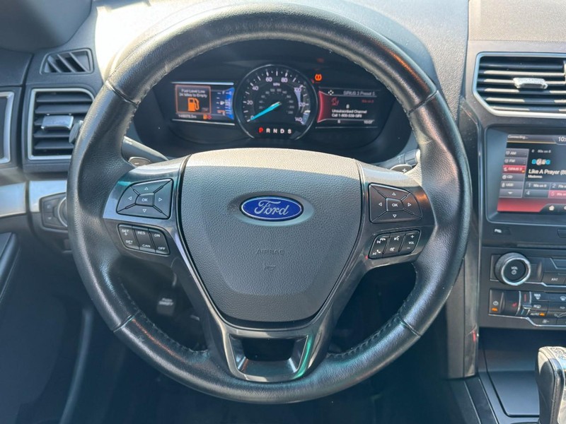 Ford Explorer Vehicle Image 13