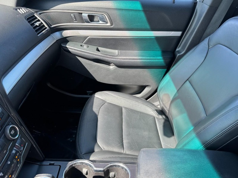 Ford Explorer Vehicle Image 14