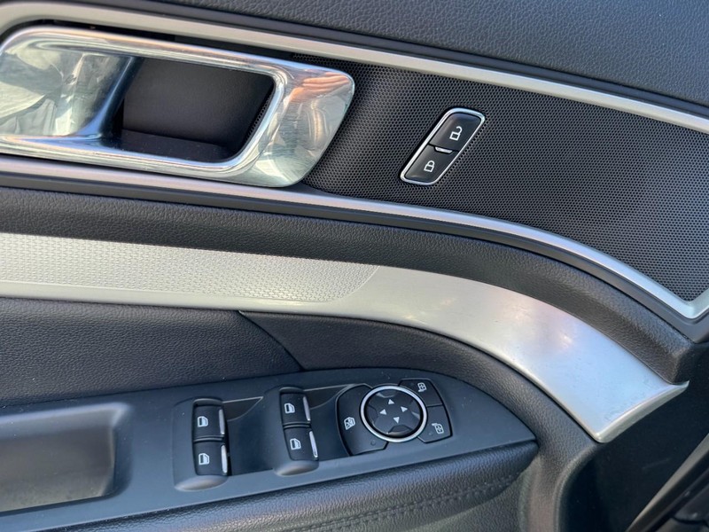 Ford Explorer Vehicle Image 16