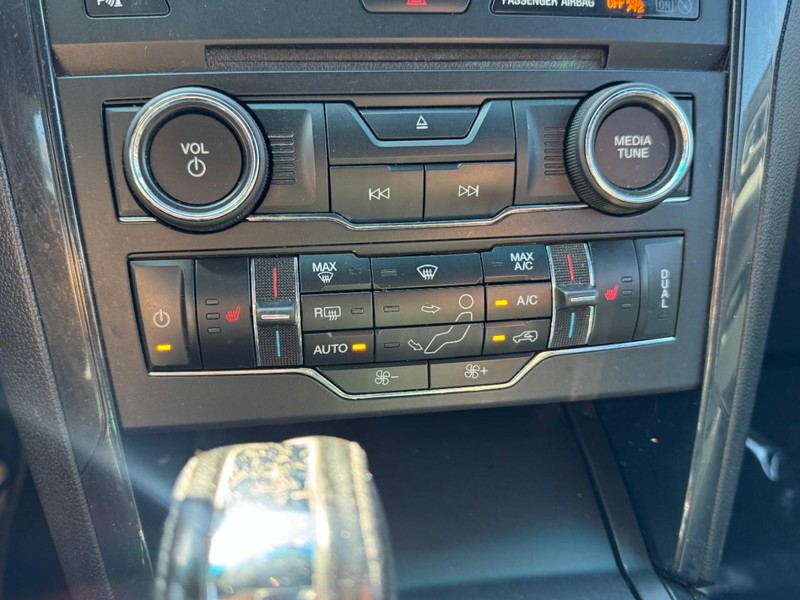 Ford Explorer Vehicle Image 19