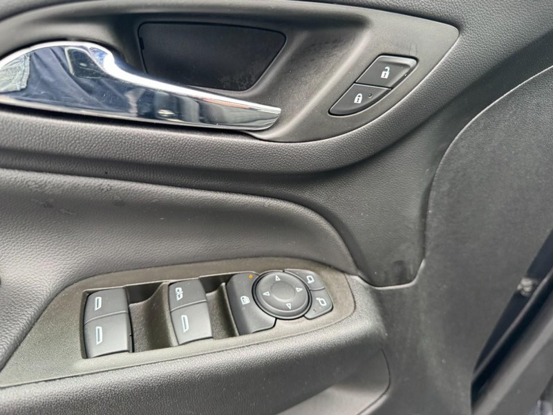 Chevrolet Equinox Vehicle Full-screen Gallery Image 16