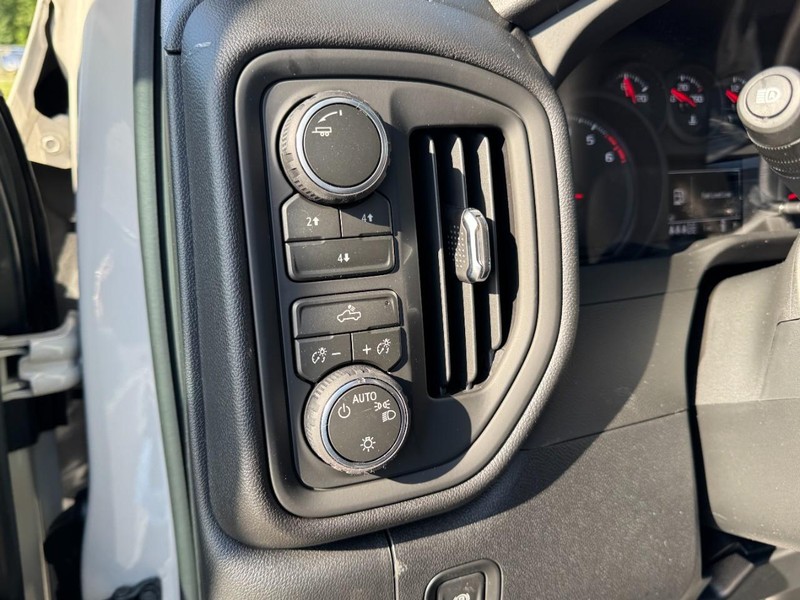 Chevrolet Silverado 2500HD Vehicle Image 12