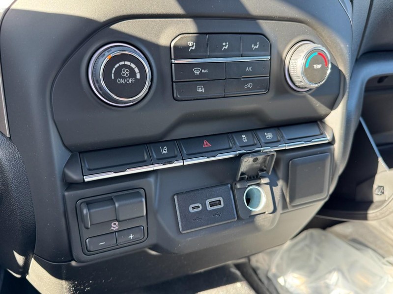 Chevrolet Silverado 2500HD Vehicle Image 14