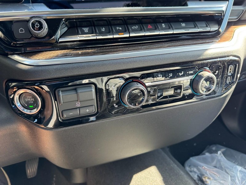 Chevrolet Silverado 2500HD Vehicle Image 12
