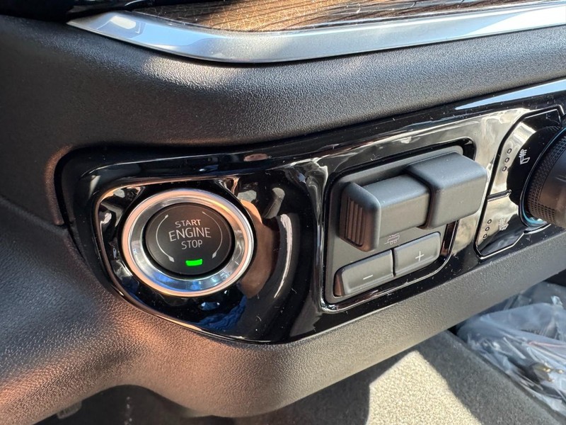 Chevrolet Silverado 2500HD Vehicle Image 16