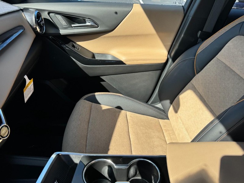Chevrolet Equinox Vehicle Image 13