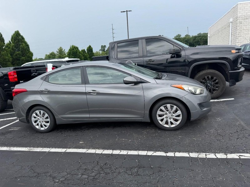 Hyundai Elantra Vehicle Image 02