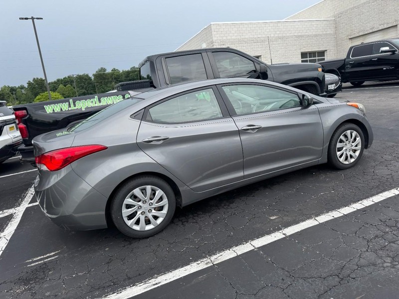 Hyundai Elantra Vehicle Image 03