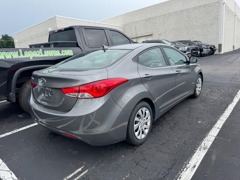 Hyundai Elantra Vehicle Image 04