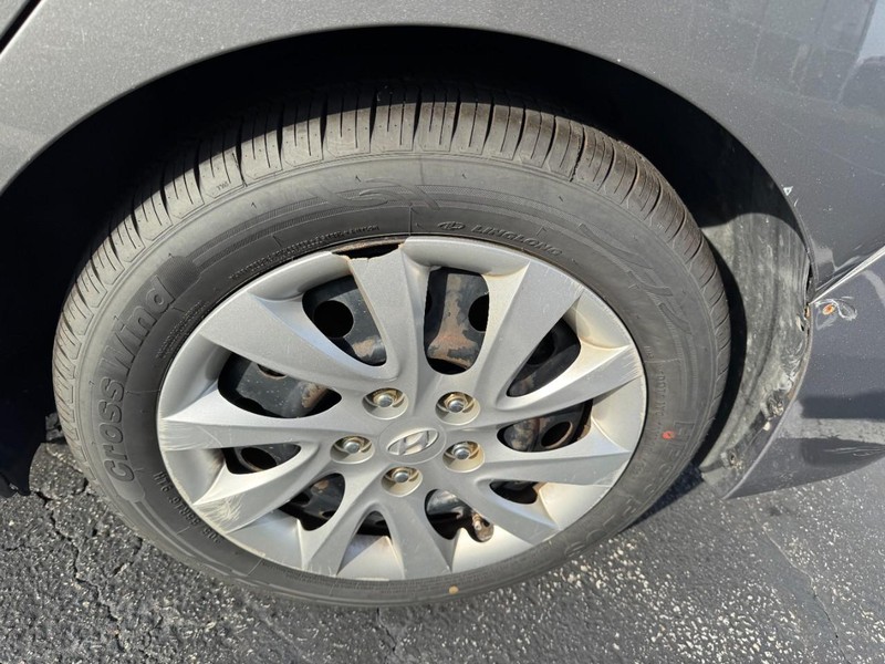 Hyundai Elantra Vehicle Image 06