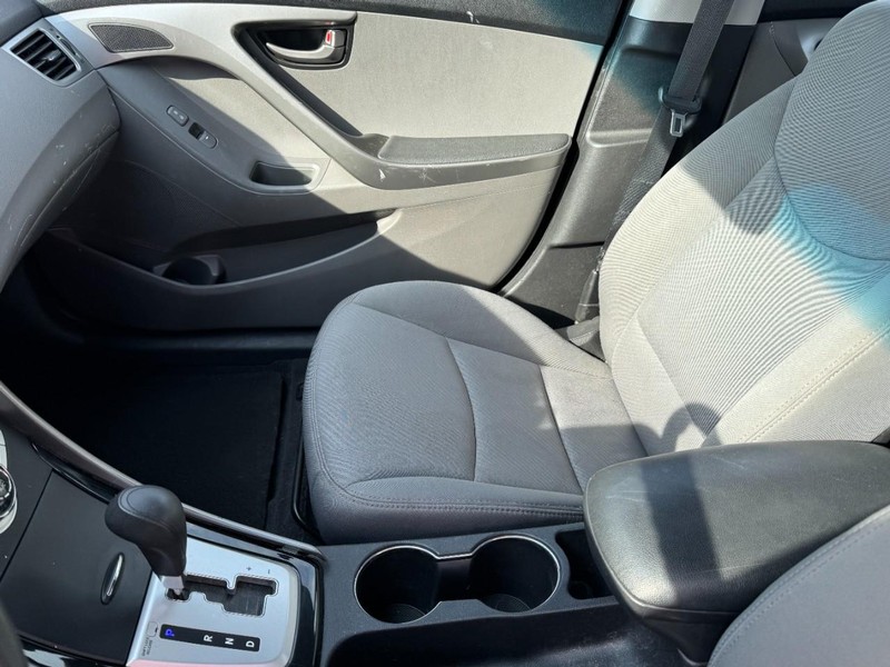 Hyundai Elantra Vehicle Image 12