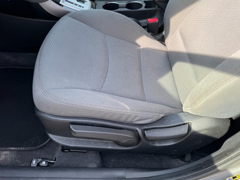 Hyundai Elantra Vehicle Image 13