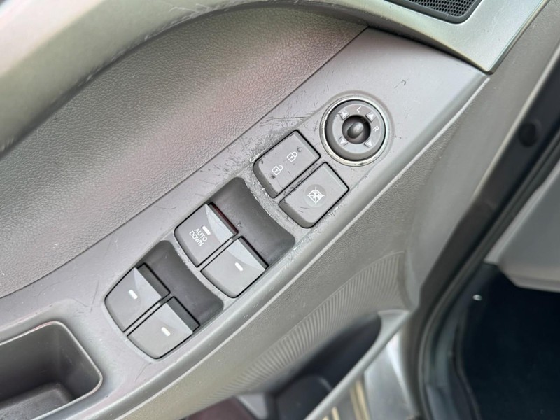 Hyundai Elantra Vehicle Image 14