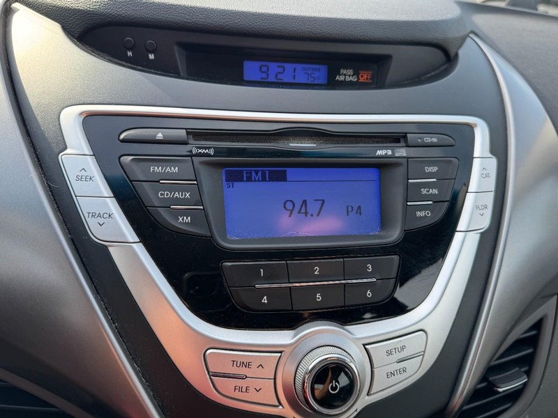 Hyundai Elantra Vehicle Image 17