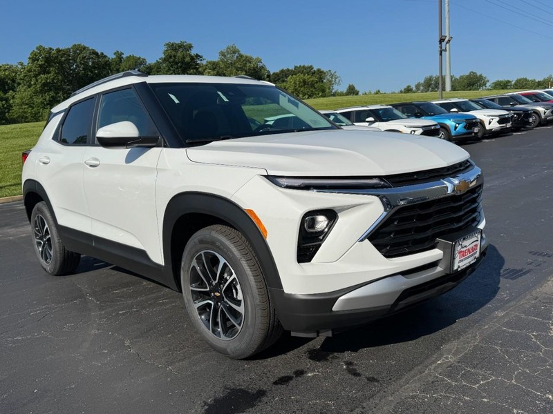 Chevrolet TrailBlazer Vehicle Image 02