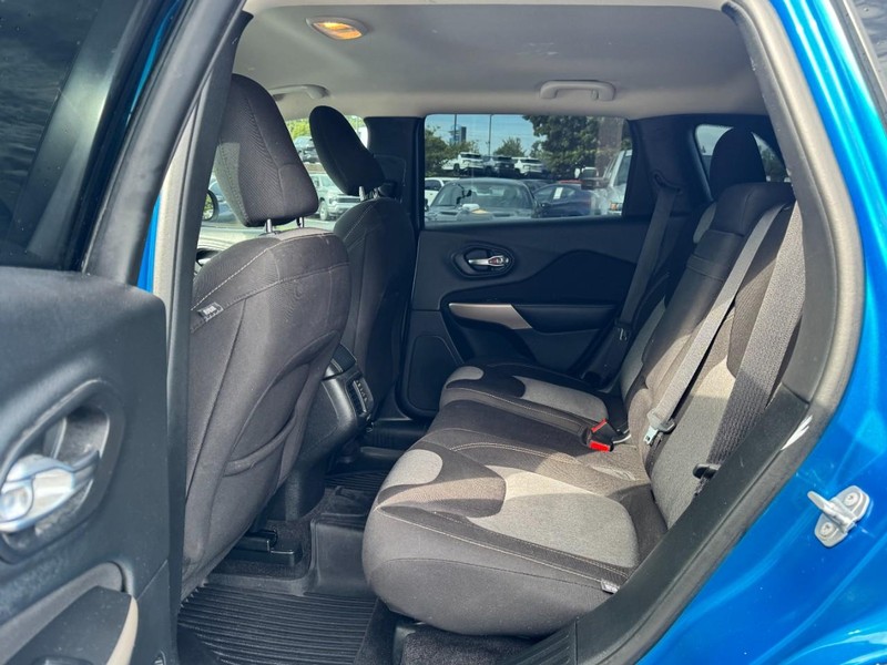 Jeep Cherokee Vehicle Image 10