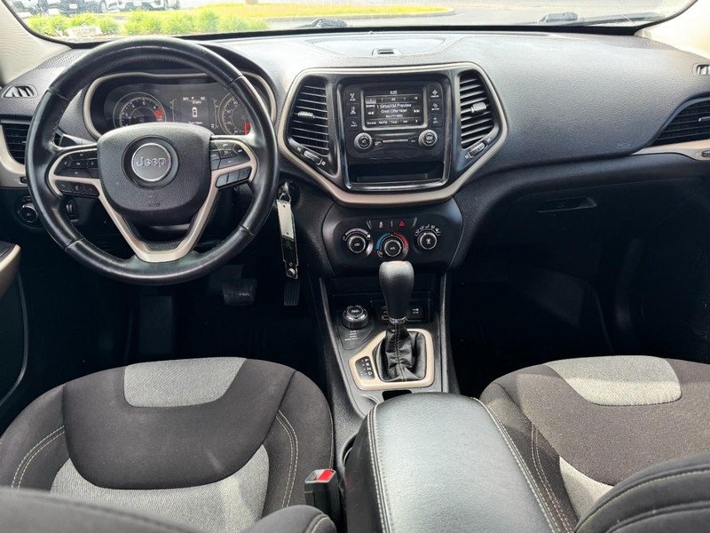 Jeep Cherokee Vehicle Image 11