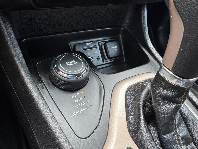 Jeep Cherokee Vehicle Image 18