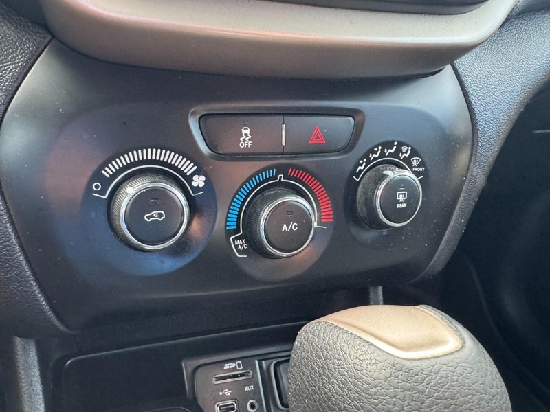 Jeep Cherokee Vehicle Image 19