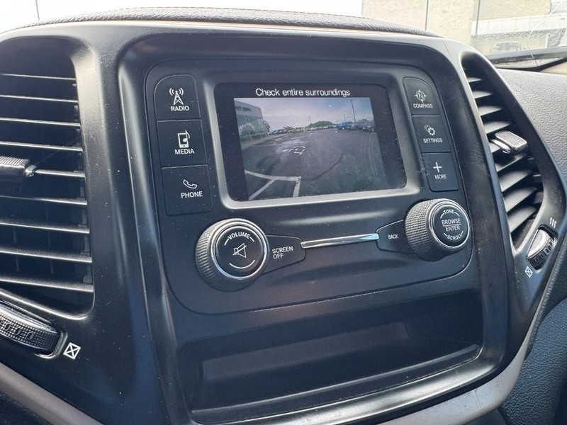 Jeep Cherokee Vehicle Image 21