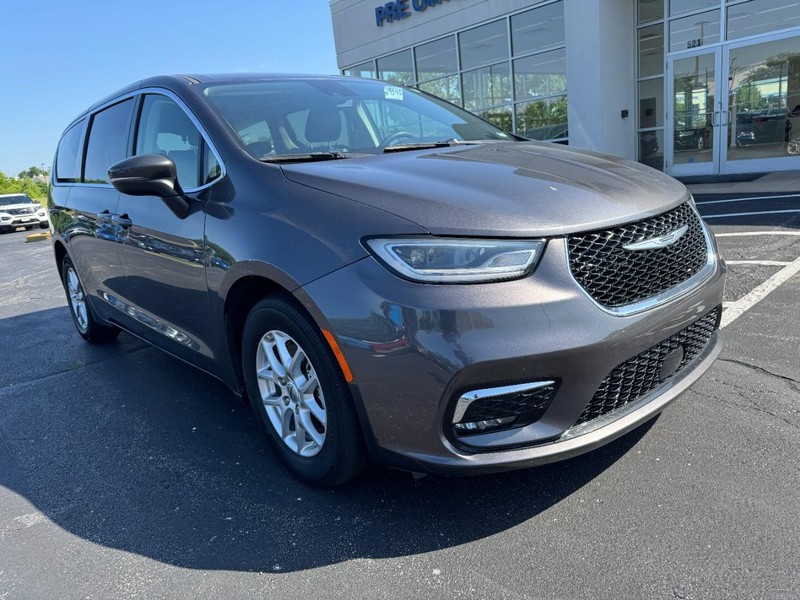 Chrysler Pacifica Vehicle Image 02