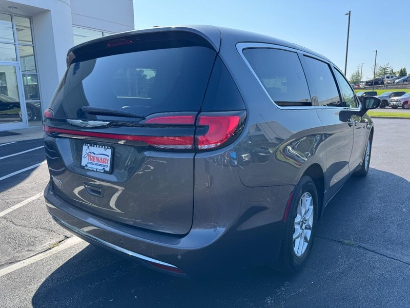Chrysler Pacifica Vehicle Image 03