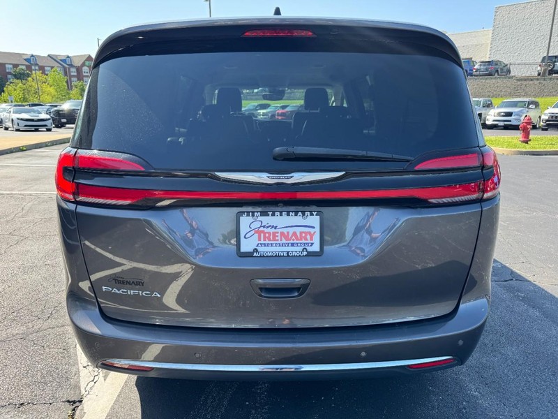 Chrysler Pacifica Vehicle Image 04