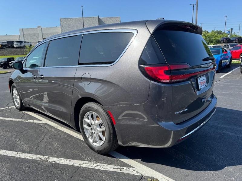 Chrysler Pacifica Vehicle Image 05