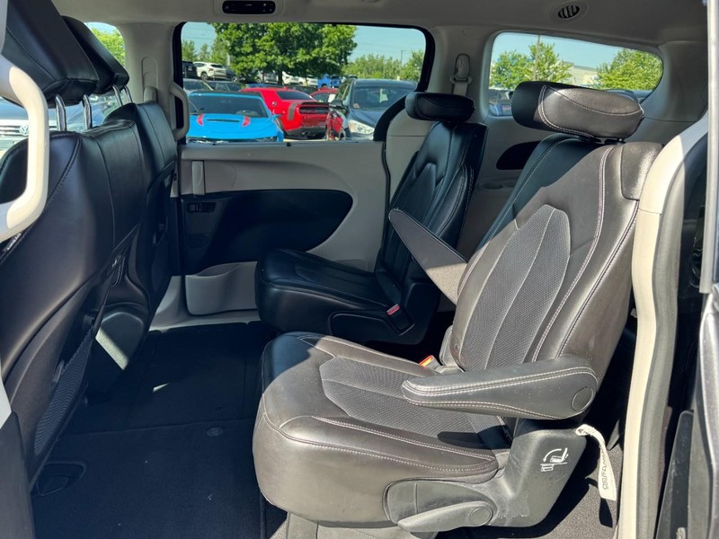 Chrysler Pacifica Vehicle Image 10