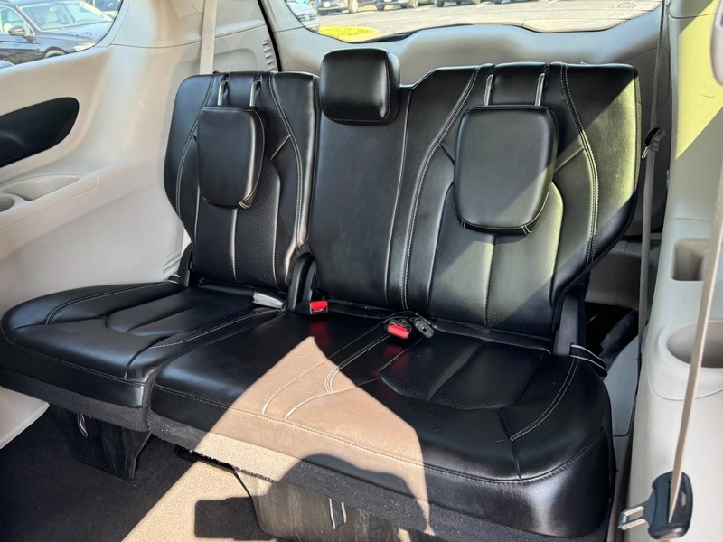 Chrysler Pacifica Vehicle Image 11