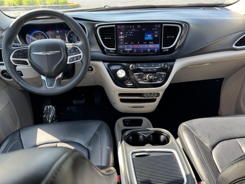Chrysler Pacifica Vehicle Image 12