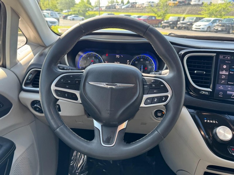 Chrysler Pacifica Vehicle Image 13