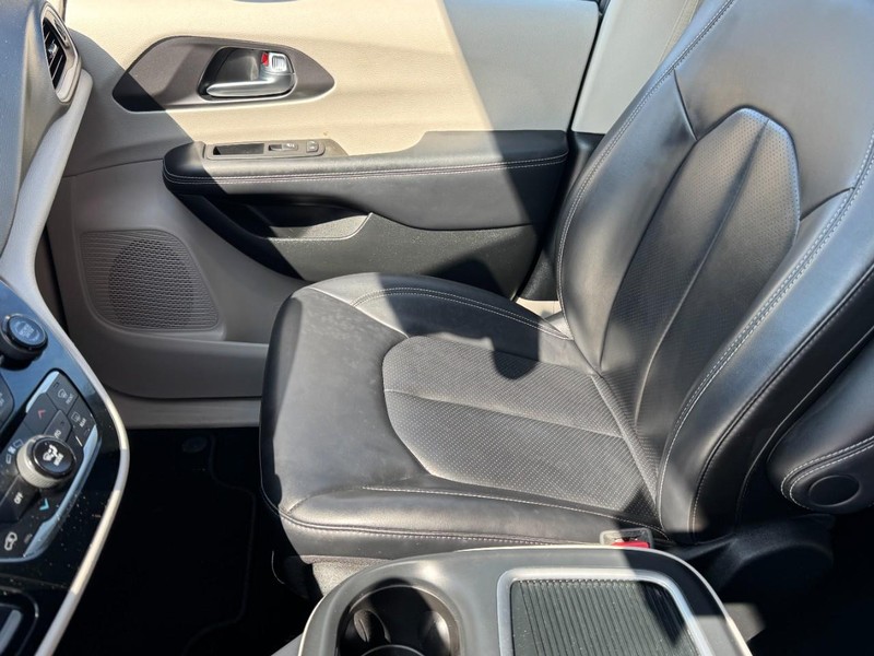 Chrysler Pacifica Vehicle Image 14