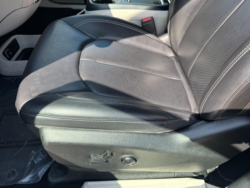 Chrysler Pacifica Vehicle Image 15