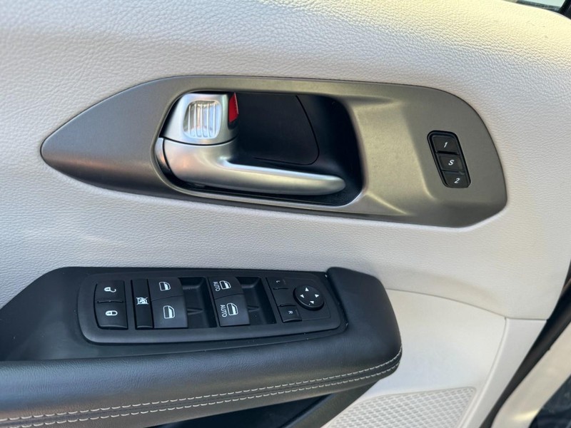 Chrysler Pacifica Vehicle Image 16