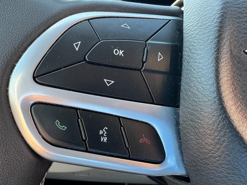 Chrysler Pacifica Vehicle Image 17