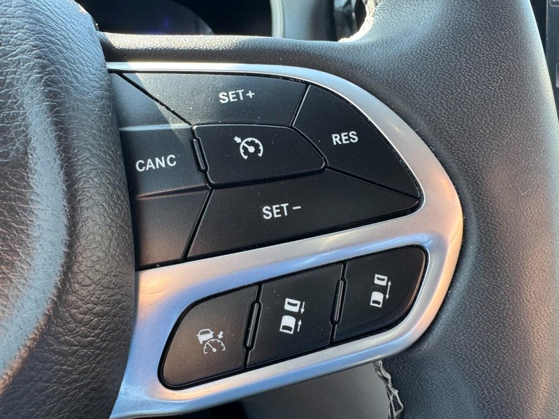 Chrysler Pacifica Vehicle Image 18