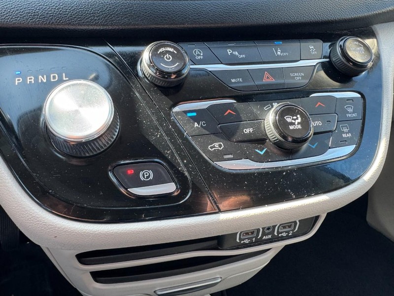 Chrysler Pacifica Vehicle Image 19