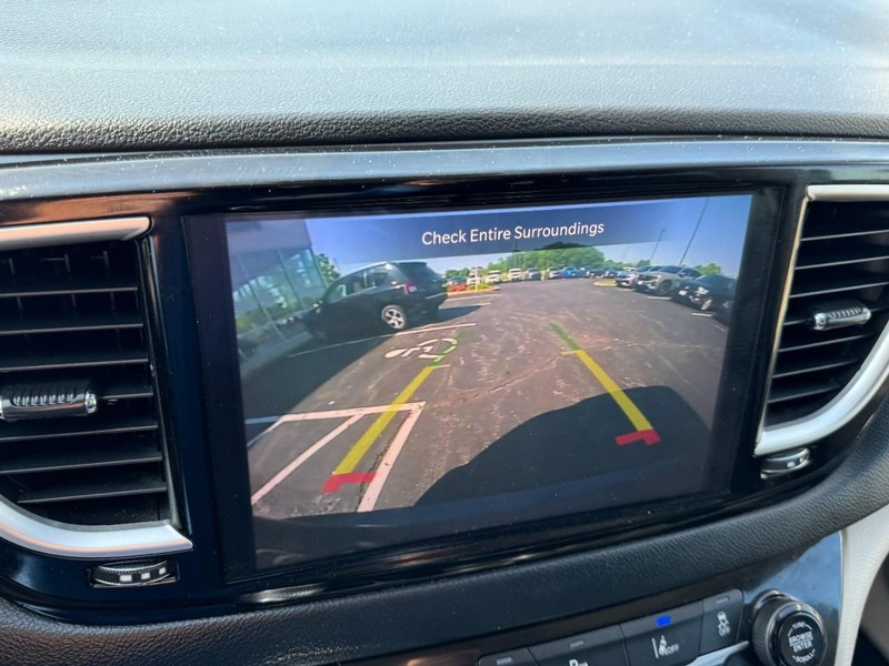 Chrysler Pacifica Vehicle Image 21