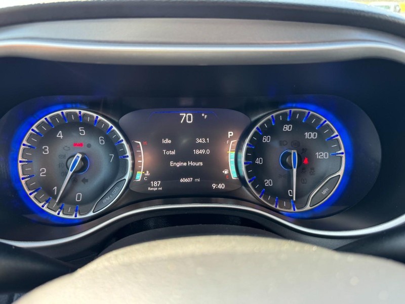 Chrysler Pacifica Vehicle Image 23