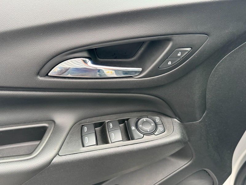 Chevrolet Equinox Vehicle Full-screen Gallery Image 15