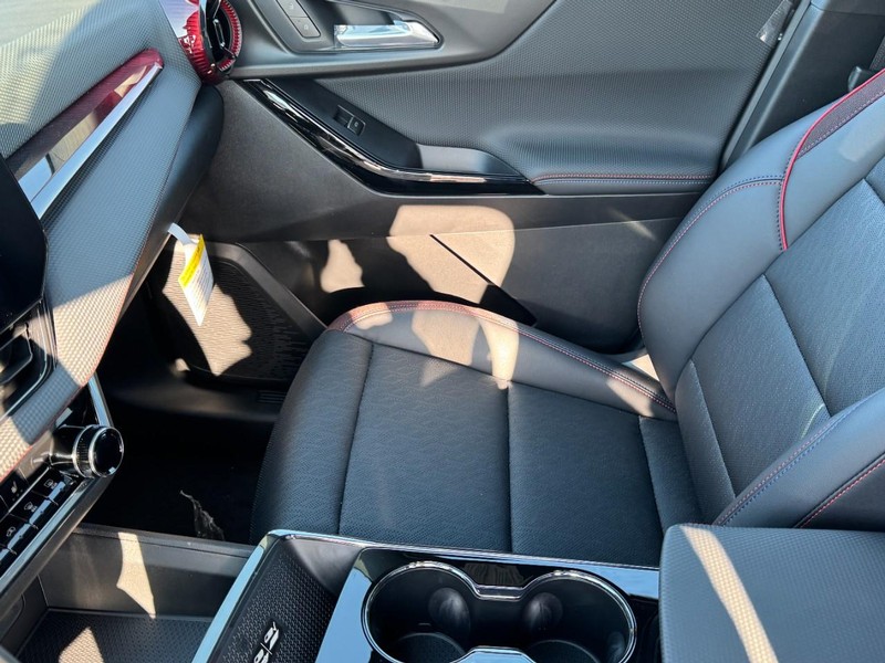 Chevrolet Equinox Vehicle Image 13