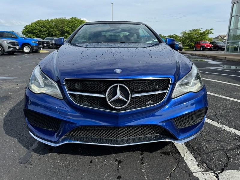 Mercedes-Benz E-Class Vehicle Image 09