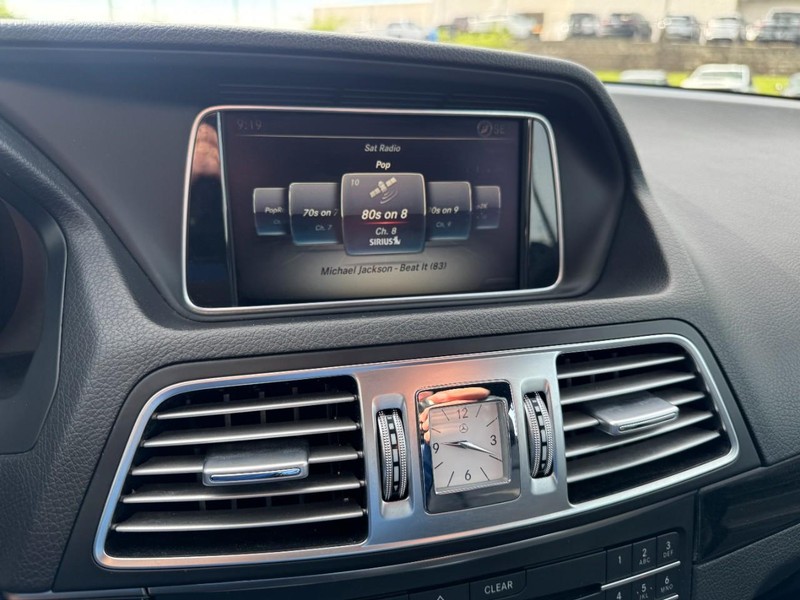 Mercedes-Benz E-Class Vehicle Image 17