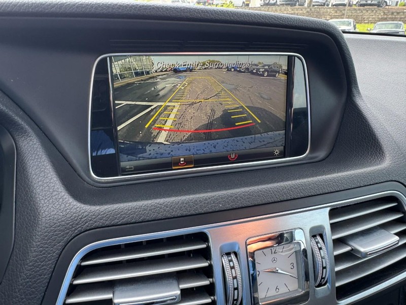 Mercedes-Benz E-Class Vehicle Image 19