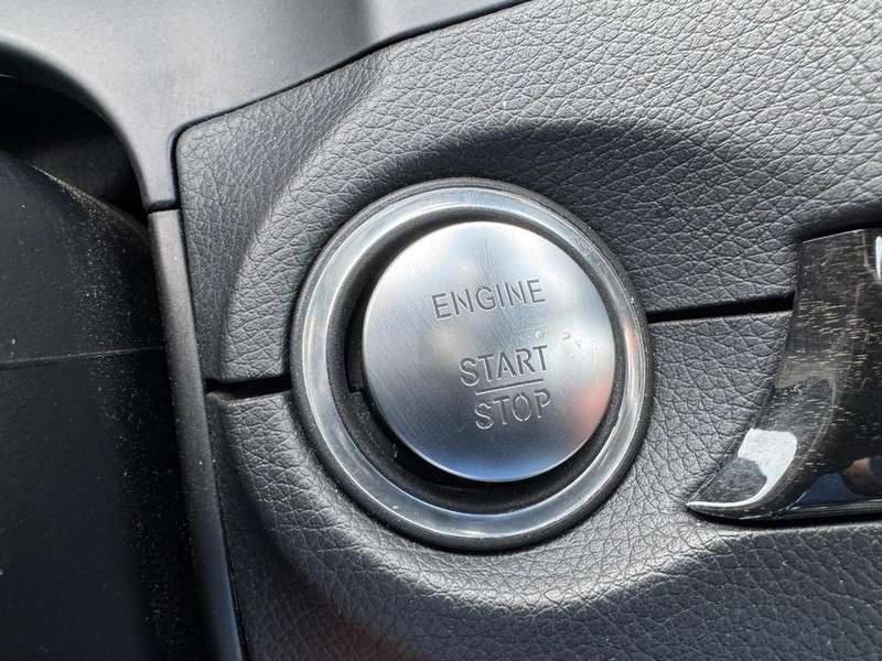Mercedes-Benz E-Class Vehicle Image 20
