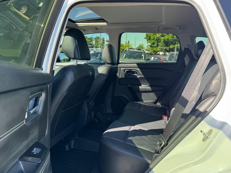 Nissan Rogue Vehicle Image 10