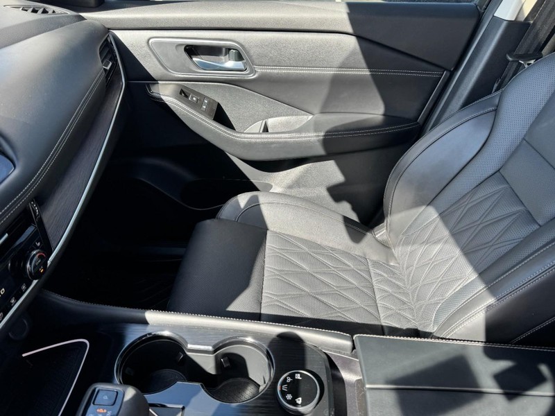 Nissan Rogue Vehicle Image 14